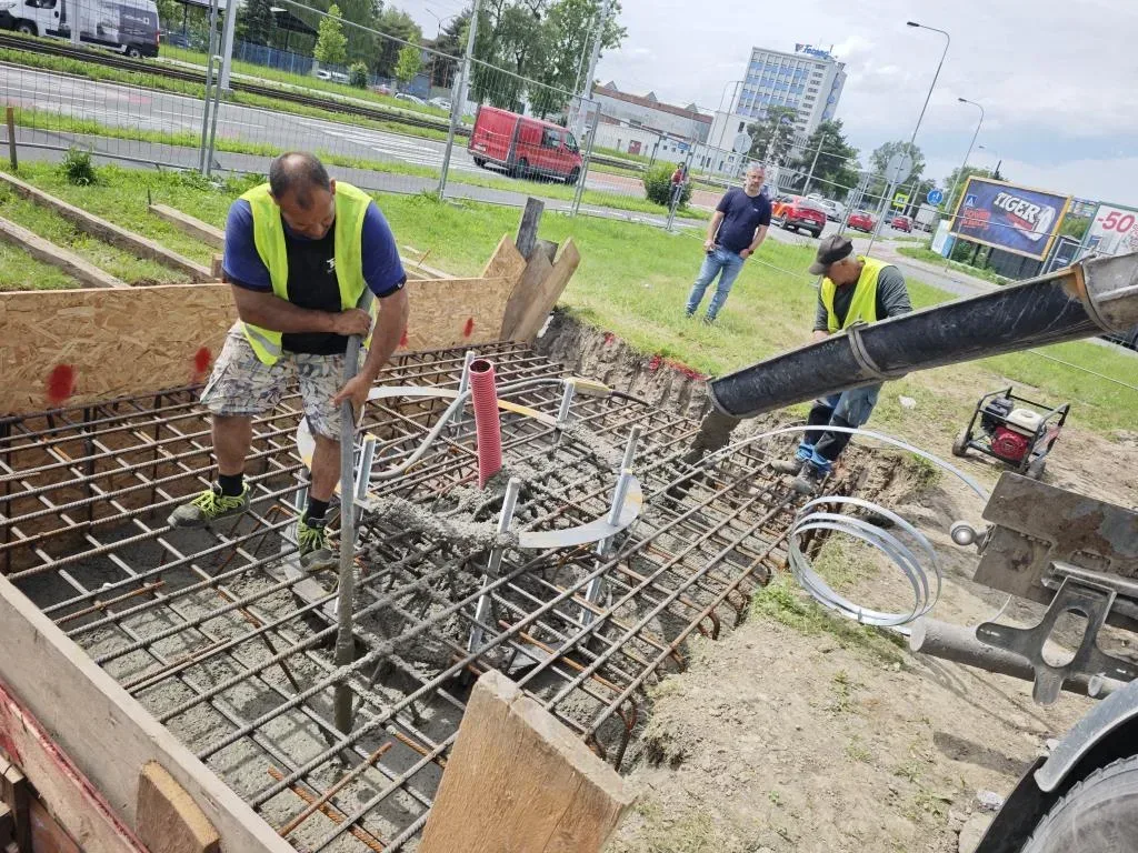 Vázání betonářské výztuže před betonáží základové konstrukce