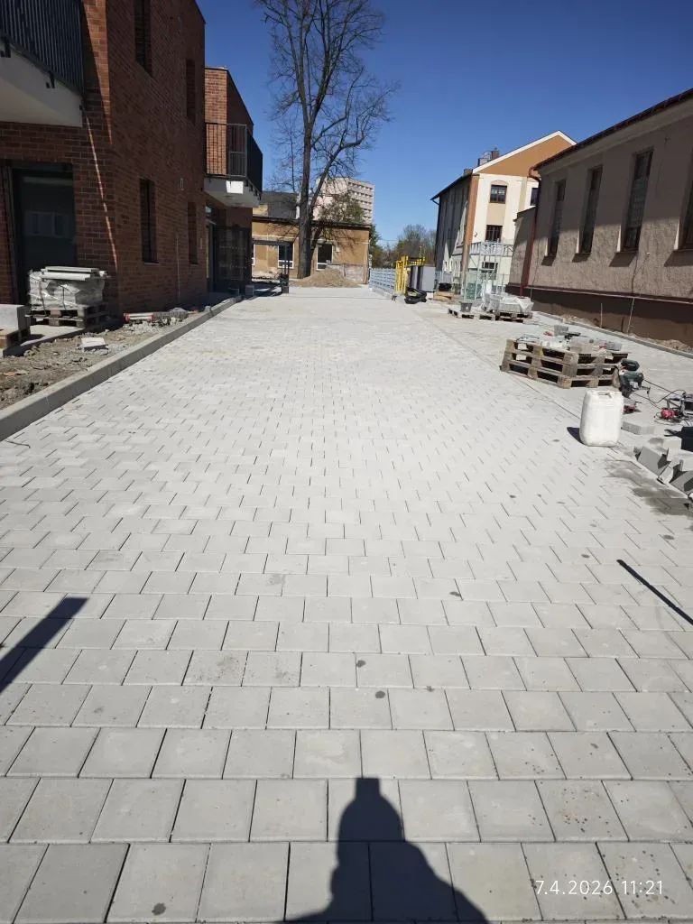 Dokončená komunikace ze zámkové dlažby mezi bytovými domy