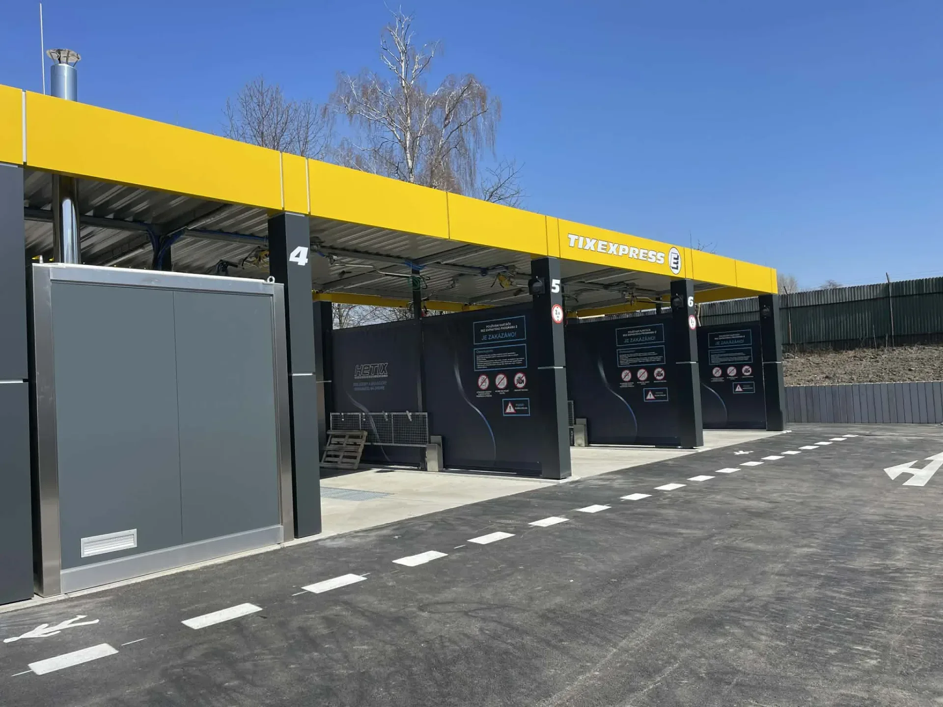 Mycí boxy automyčky TIXEXPRESS s betonovou plochou a asfaltovým průjezdem