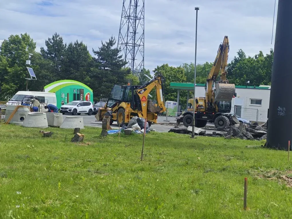 Dvě rypadla připravená k zemním pracím na pozemku