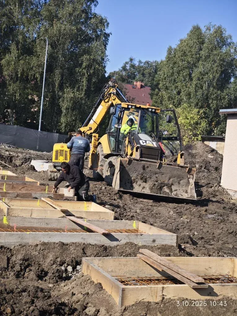 Rypadlo a dřevěné bednění základových pasů rodinného domu
