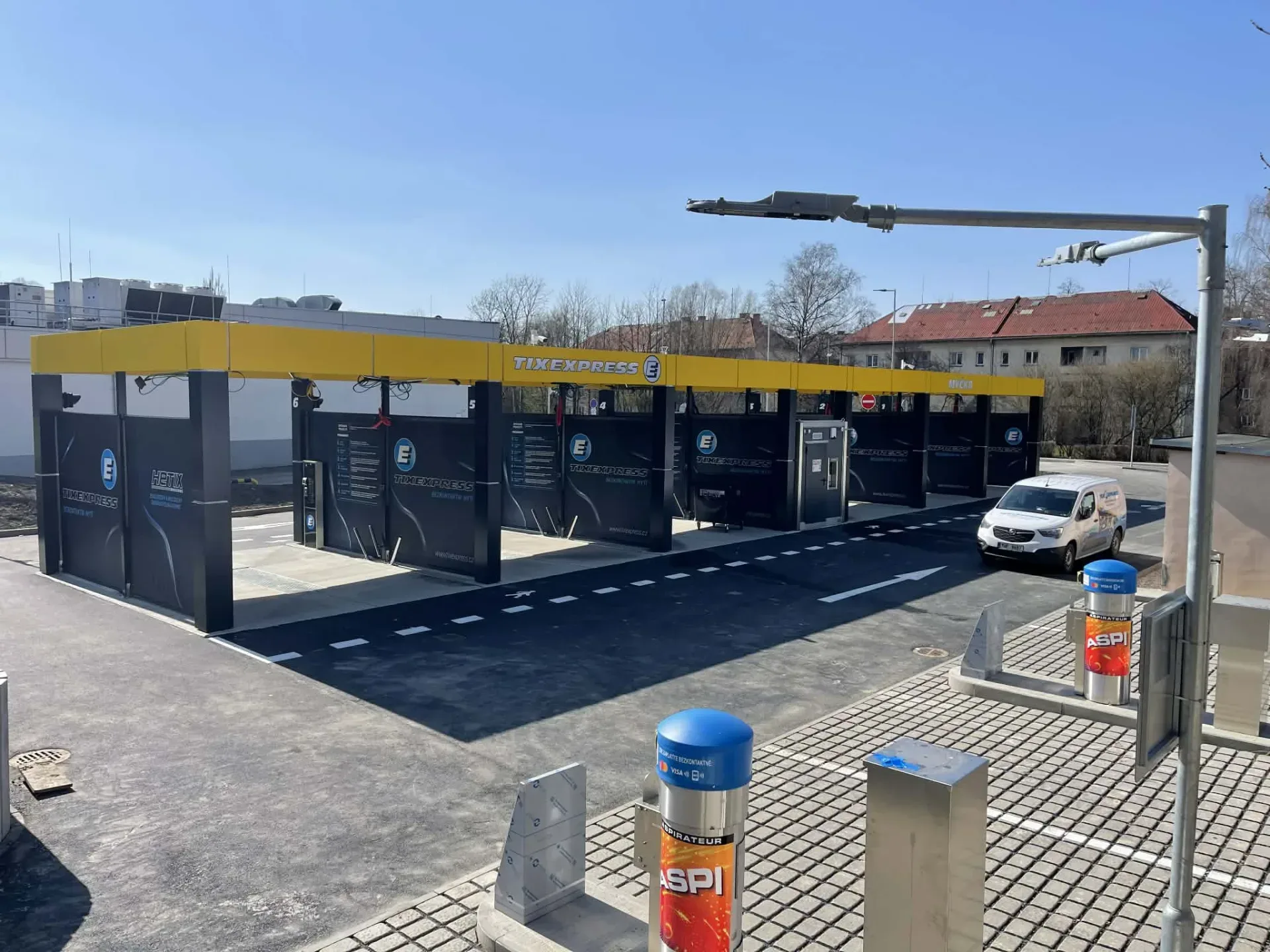 Zpevněné plochy u automyčky TIXEXPRESS, asfalt se značením, dlažba a obrubníky
