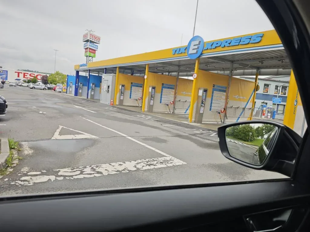 Zpevněná plocha a nájezd u čerpací stanice po dokončení